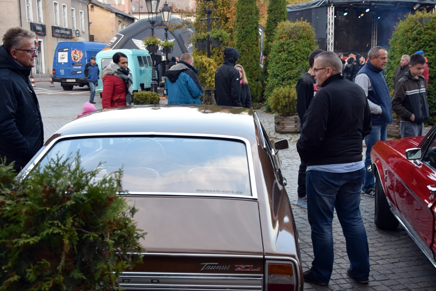 Kartuzy. Classówka nocą, czyli zlot klasycznych aut na Rynku