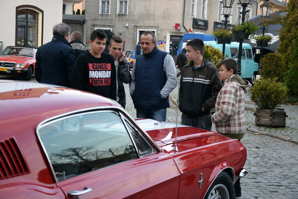 Kartuzy. Classówka nocą, czyli zlot klasycznych aut na Rynku