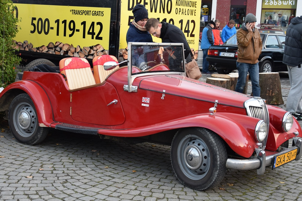 Kartuzy. Classówka nocą, czyli zlot klasycznych aut na Rynku