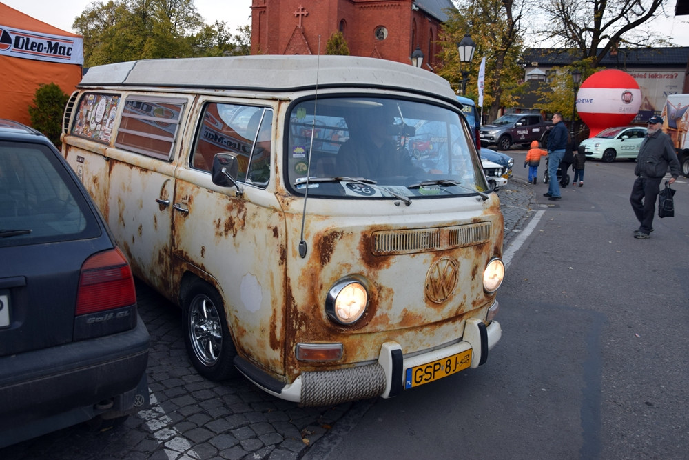 Kartuzy. Classówka nocą, czyli zlot klasycznych aut na Rynku