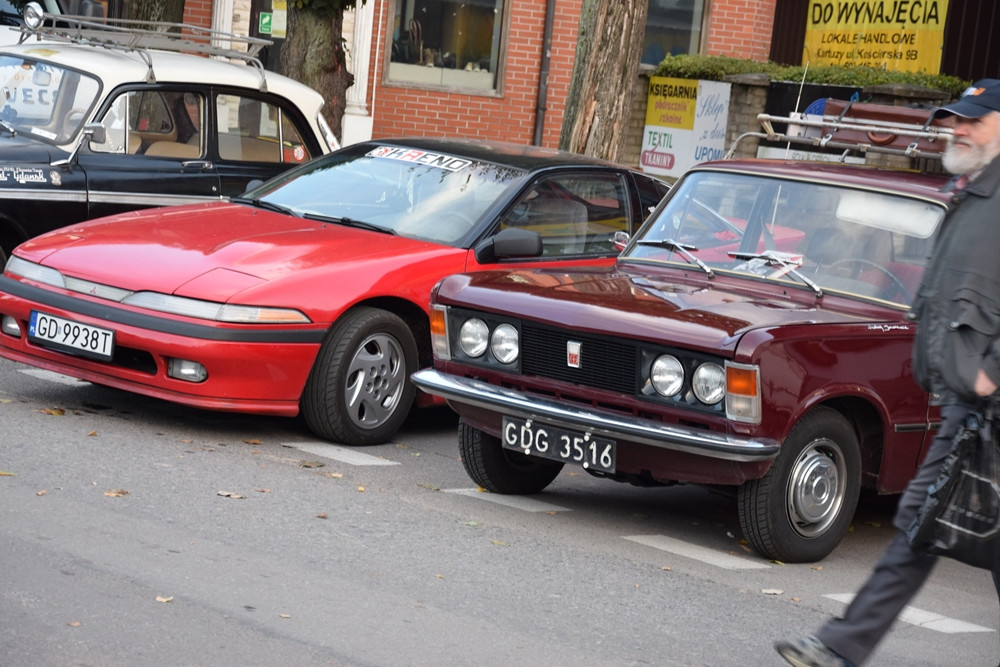 Kartuzy. Classówka nocą, czyli zlot klasycznych aut na Rynku