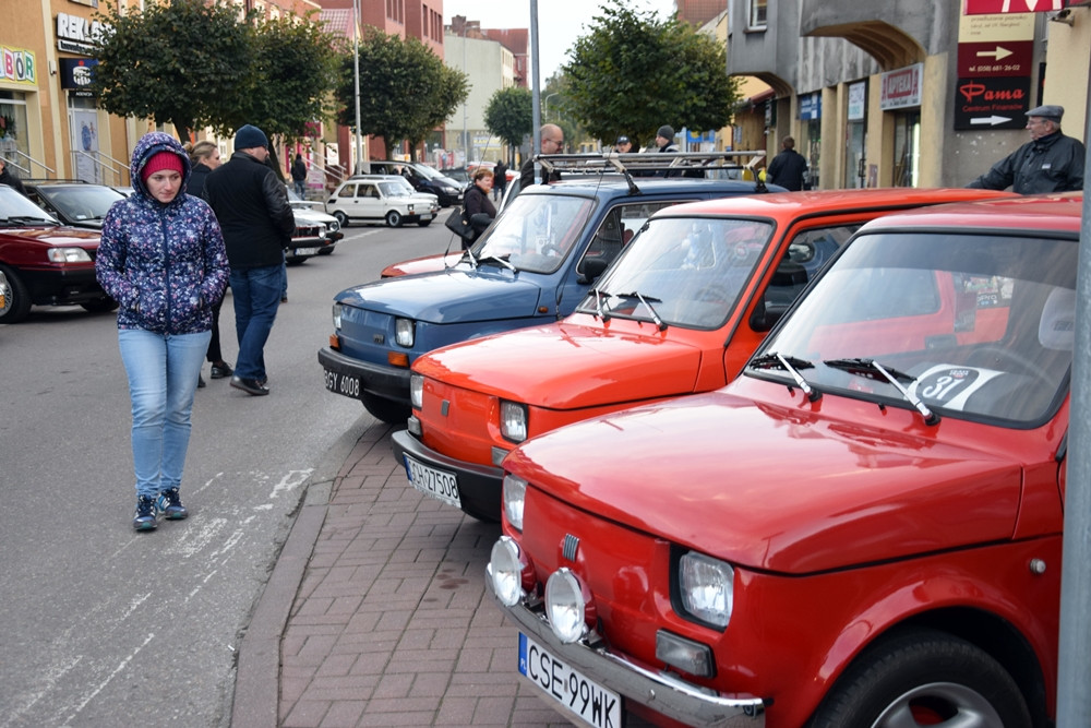 Kartuzy. Classówka nocą, czyli zlot klasycznych aut na Rynku