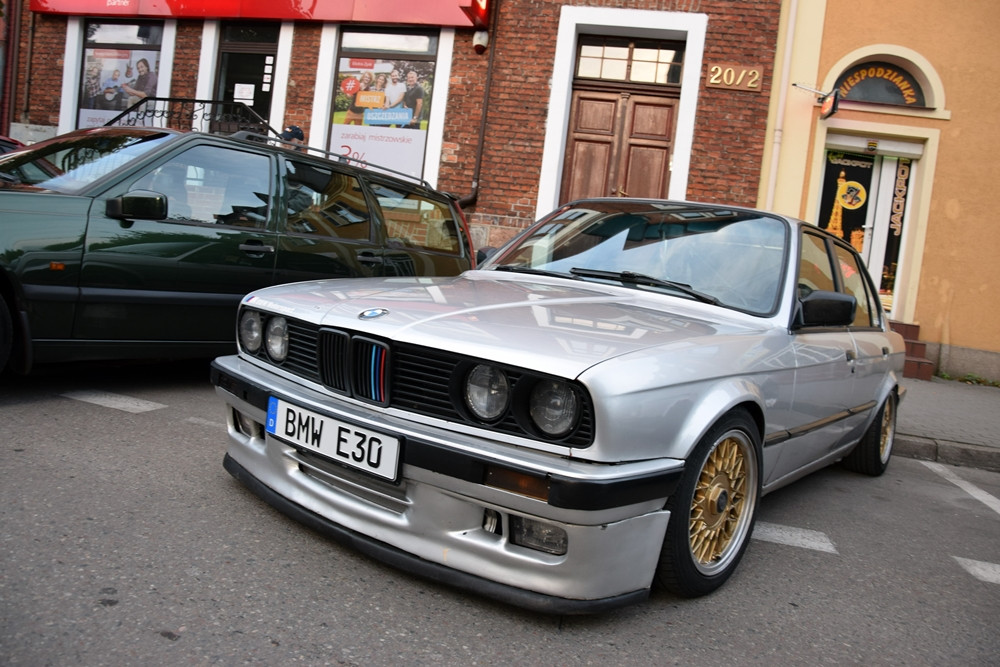 Kartuzy. Classówka nocą, czyli zlot klasycznych aut na Rynku