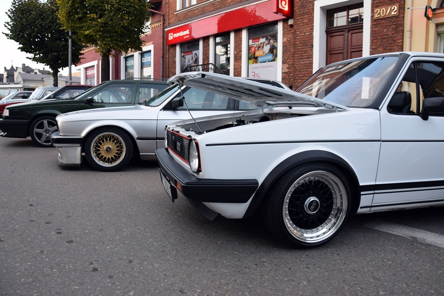 Kartuzy. Classówka nocą, czyli zlot klasycznych aut na Rynku