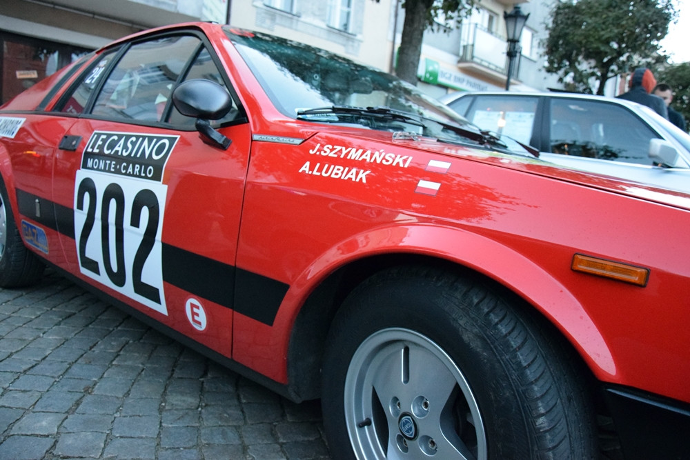 Kartuzy. Classówka nocą, czyli zlot klasycznych aut na Rynku