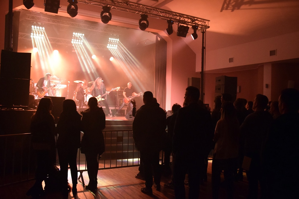 Łzy i Hubert zagrali na rzecz kartuskiego hospicjum. Posłuchać ich przyszło niewielu