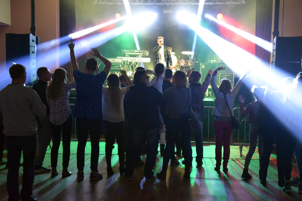 Łzy i Hubert zagrali na rzecz kartuskiego hospicjum. Posłuchać ich przyszło niewielu