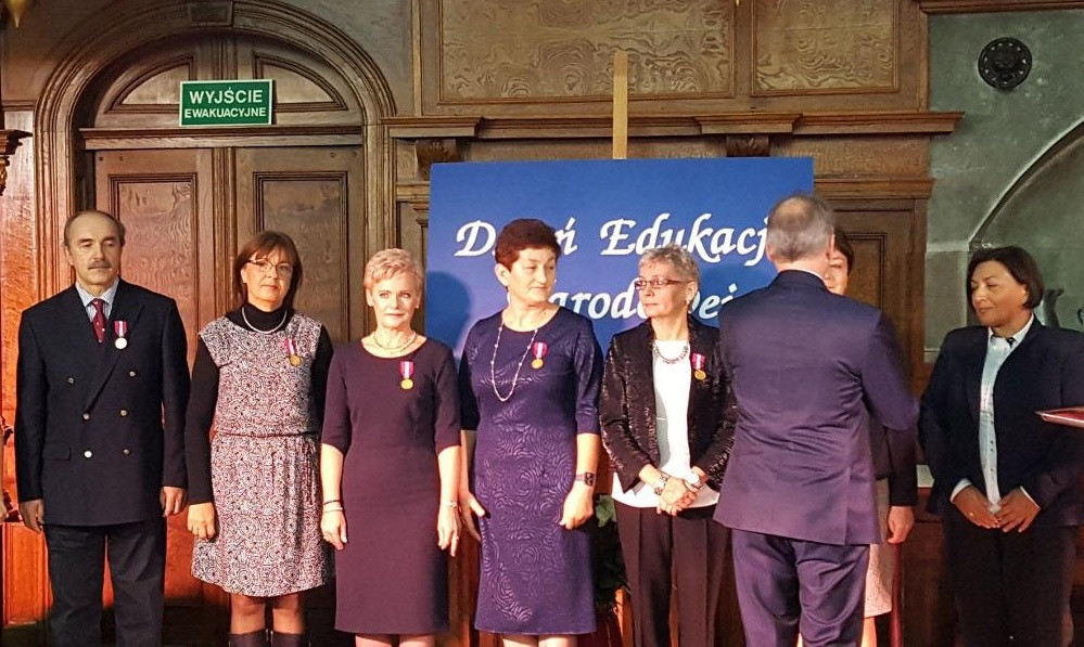 Nauczyciele ze szkół powiatu i samorządowcy odznaczeni w Dworze Artusa w Gdańsku
