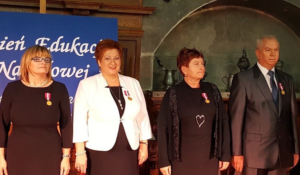 Nauczyciele ze szkół powiatu i samorządowcy odznaczeni w Dworze Artusa w Gdańsku