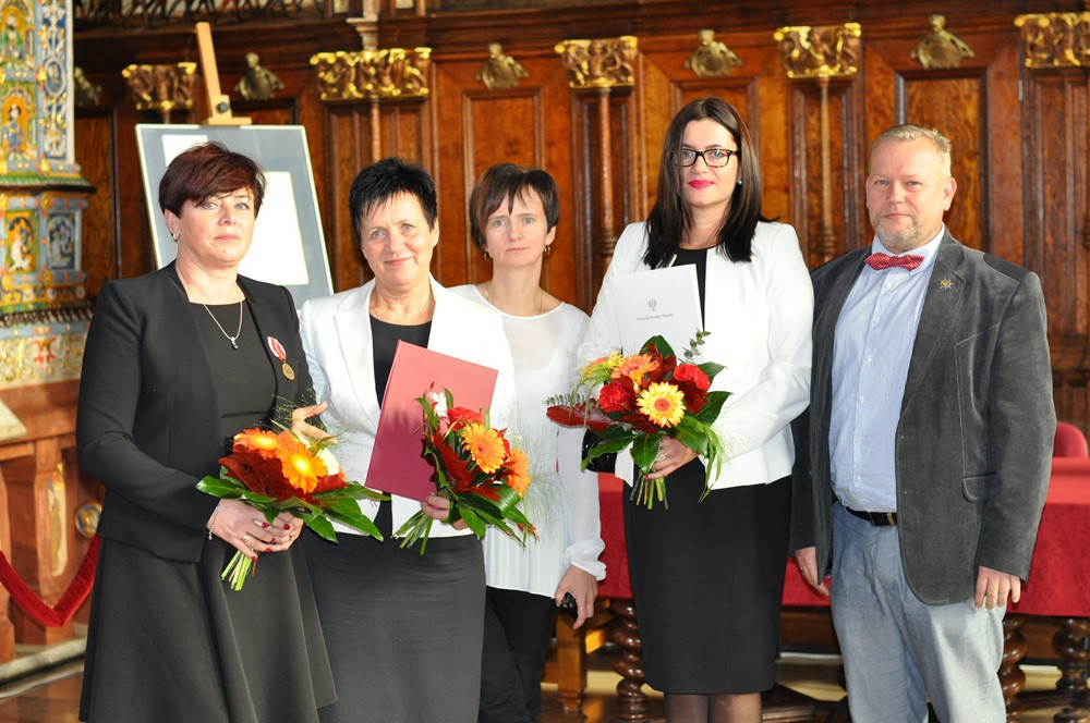 Nauczyciele ze szkół powiatu i samorządowcy odznaczeni w Dworze Artusa w Gdańsku
