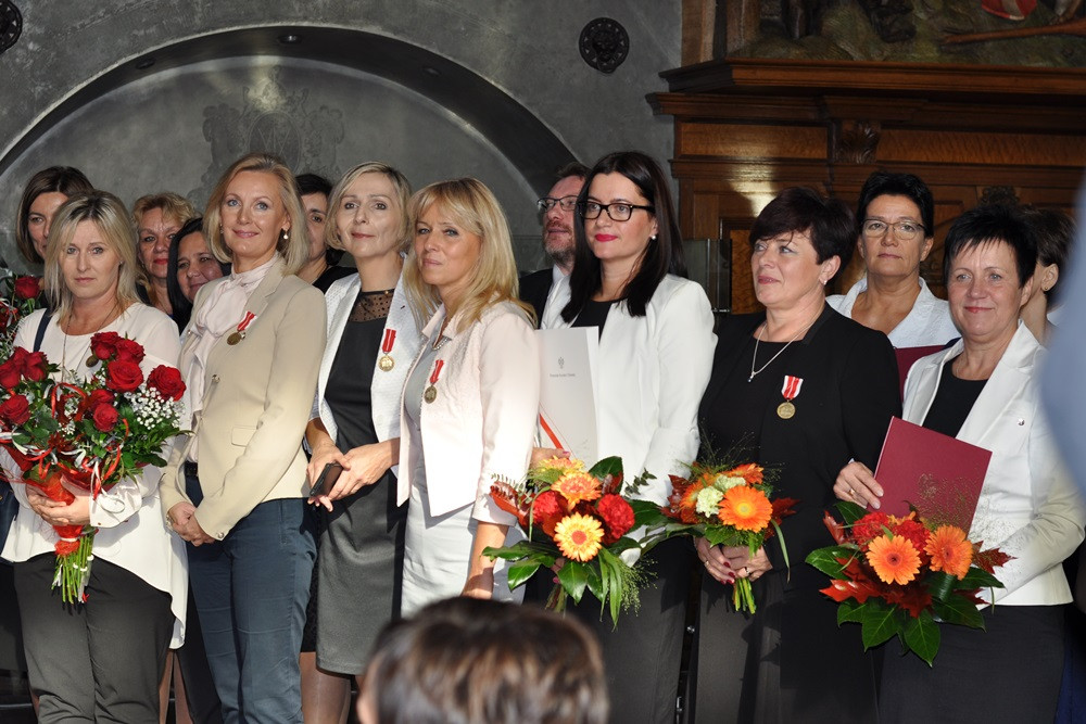 Nauczyciele ze szkół powiatu i samorządowcy odznaczeni w Dworze Artusa w Gdańsku