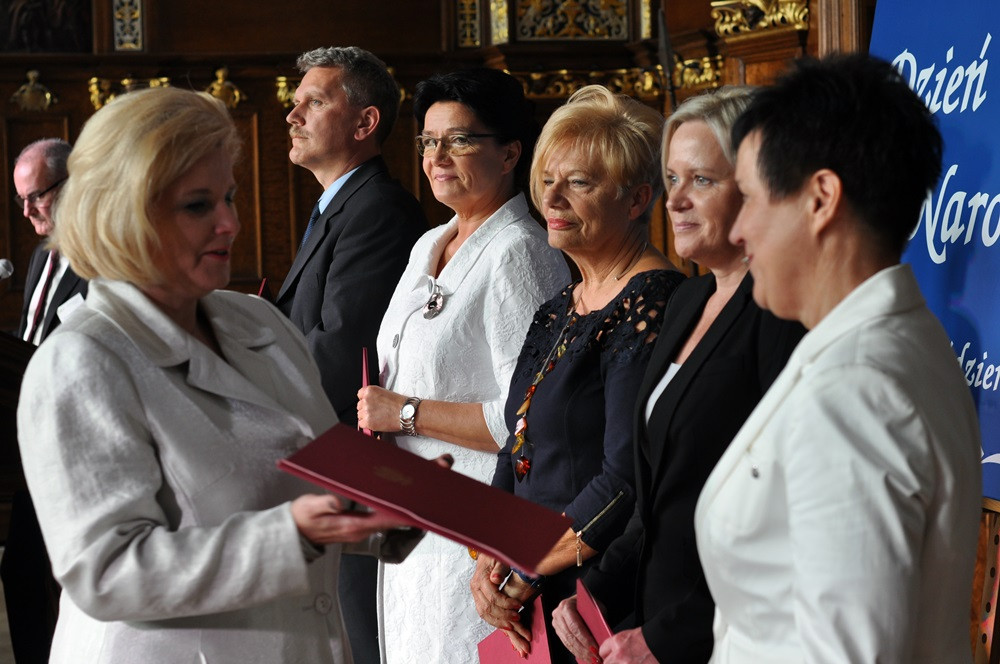 Nauczyciele ze szkół powiatu i samorządowcy odznaczeni w Dworze Artusa w Gdańsku