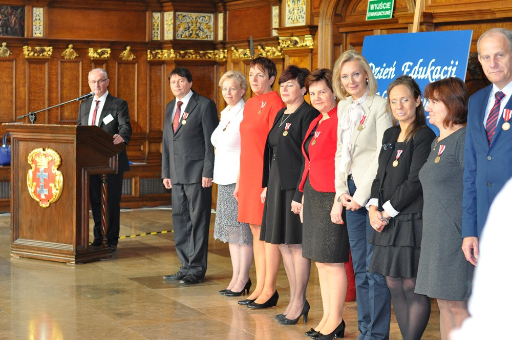 Nauczyciele ze szkół powiatu i samorządowcy odznaczeni w Dworze Artusa w Gdańsku