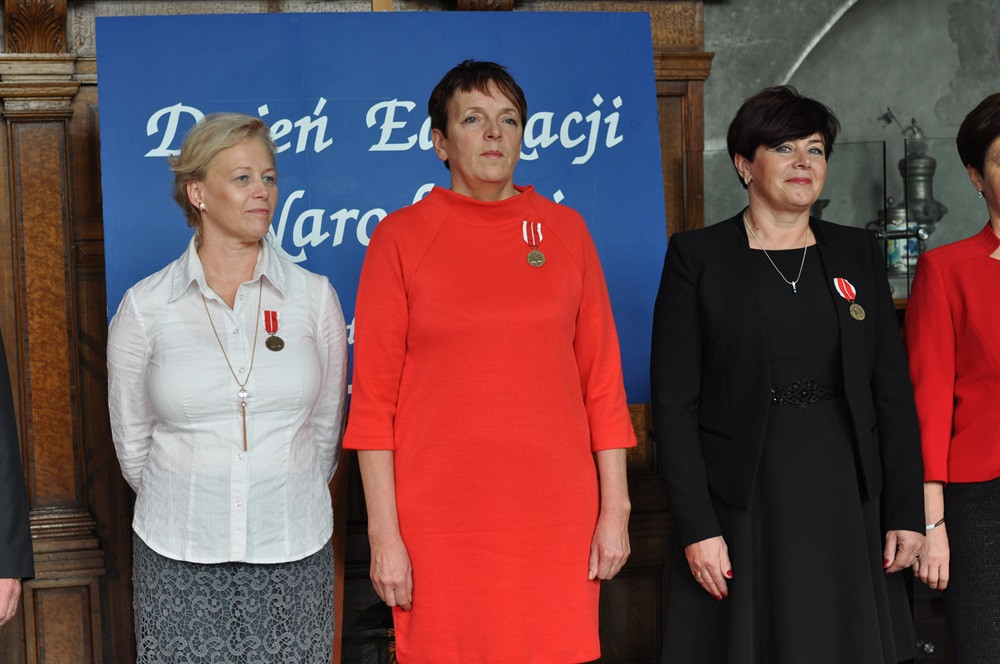 Nauczyciele ze szkół powiatu i samorządowcy odznaczeni w Dworze Artusa w Gdańsku