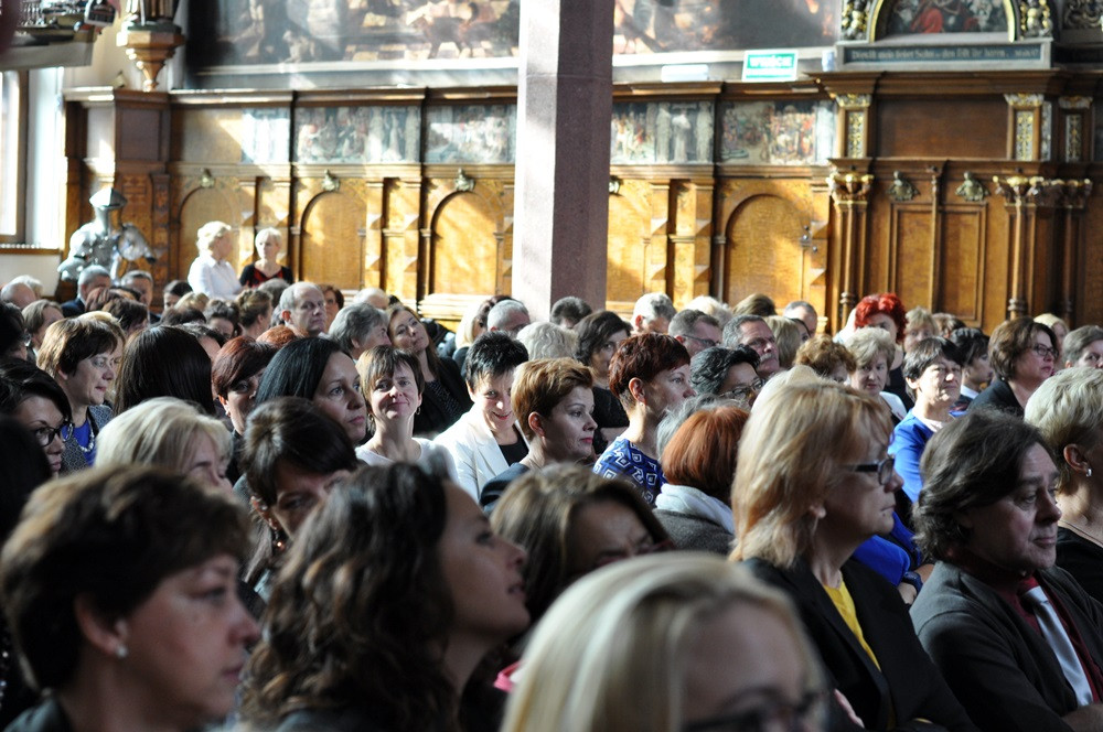 Nauczyciele ze szkół powiatu i samorządowcy odznaczeni w Dworze Artusa w Gdańsku
