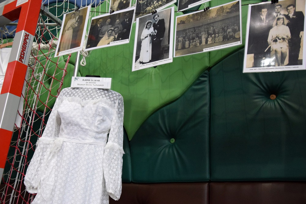 Panna młoda w czarnej sukni? Twórcy ludowi i historycy o dawnej ślubnej modzie i zwyczajach