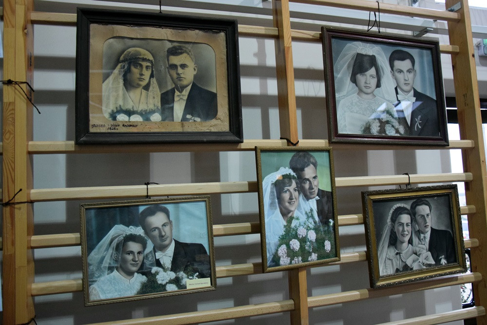 Panna młoda w czarnej sukni? Twórcy ludowi i historycy o dawnej ślubnej modzie i zwyczajach
