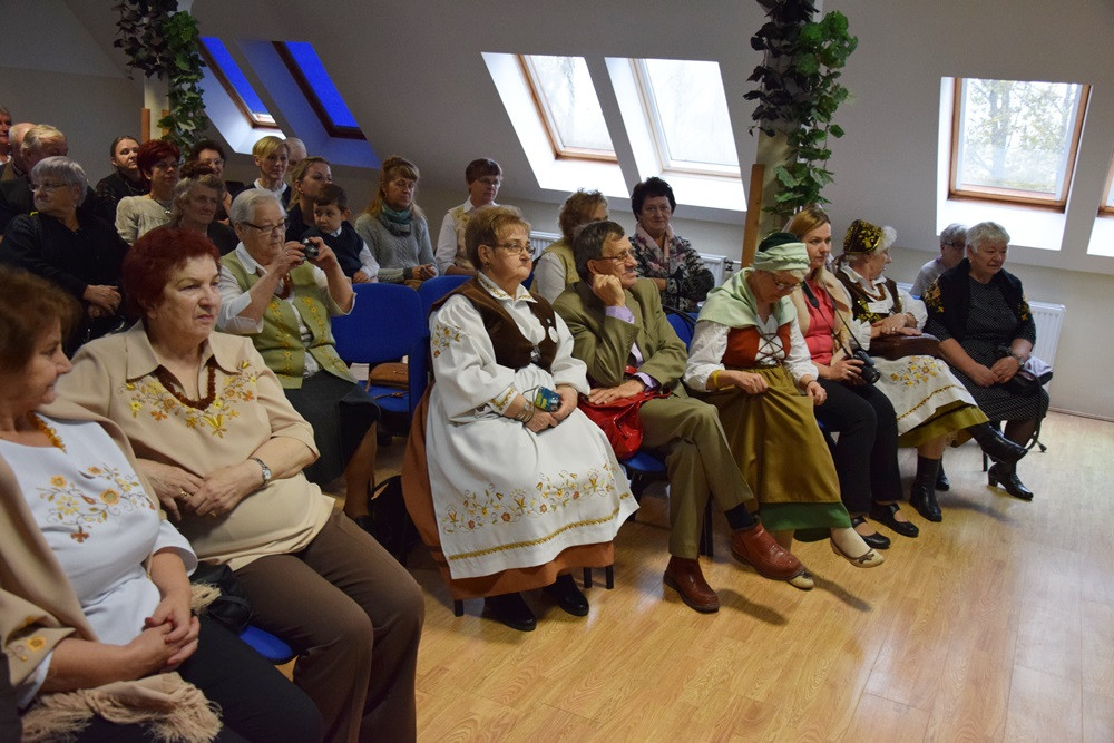 Panna młoda w czarnej sukni? Twórcy ludowi i historycy o dawnej ślubnej modzie i zwyczajach