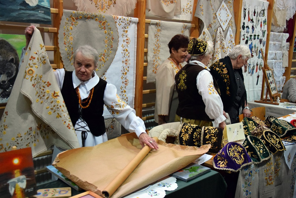Panna młoda w czarnej sukni? Twórcy ludowi i historycy o dawnej ślubnej modzie i zwyczajach