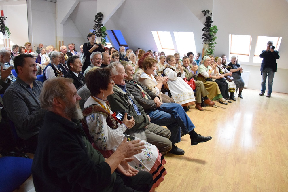 Panna młoda w czarnej sukni? Twórcy ludowi i historycy o dawnej ślubnej modzie i zwyczajach