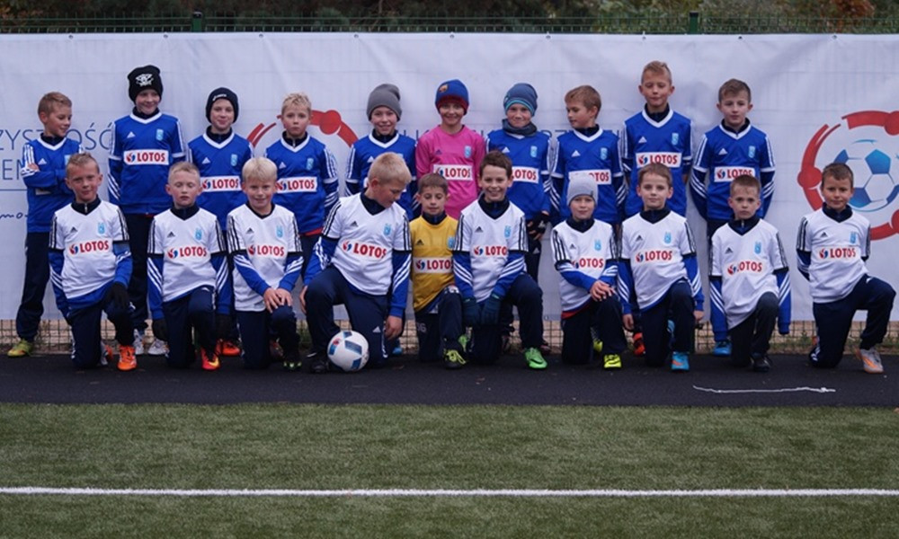 Młodzi piłkarze ze Stężycy najlepsi w powiatowym finale Tymbark Cup