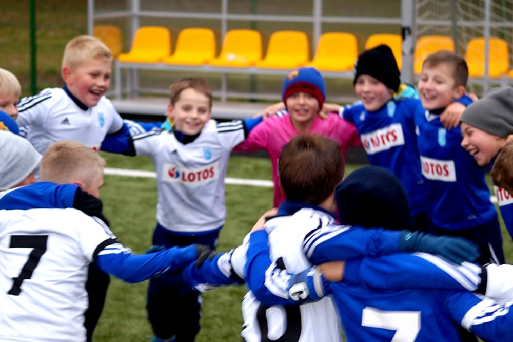 Młodzi piłkarze ze Stężycy najlepsi w powiatowym finale Tymbark Cup