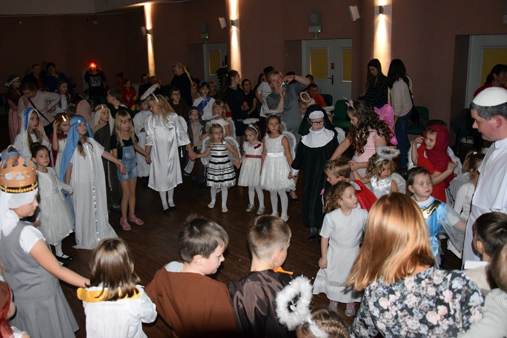 Kartuzy. Radosny i roztańczony Bal Wszystkich Świętych