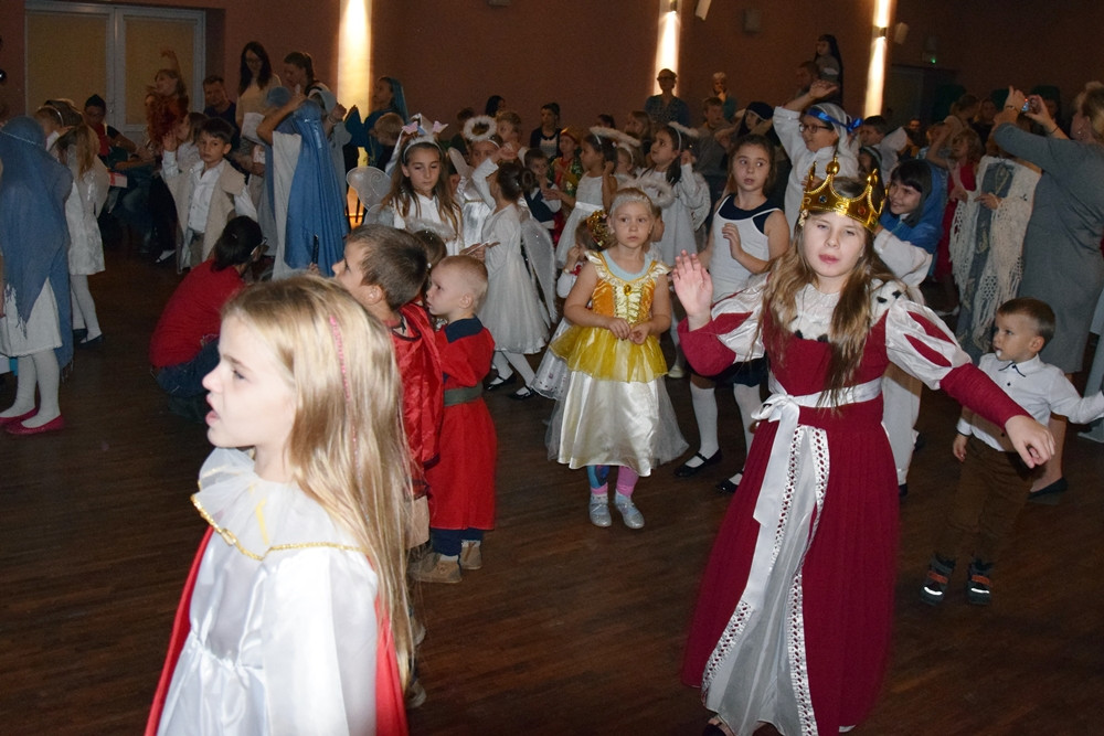 Kartuzy. Radosny i roztańczony Bal Wszystkich Świętych