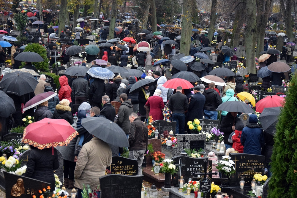 Kartuzy. Deszczowy dzień Wszystkich Świętych