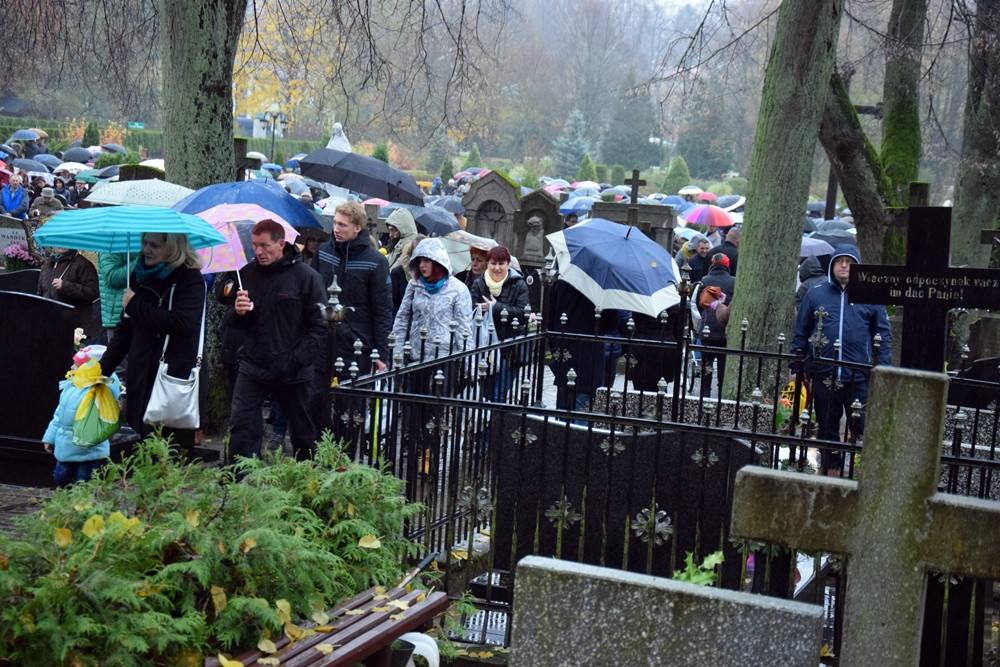 Kartuzy. Deszczowy dzień Wszystkich Świętych
