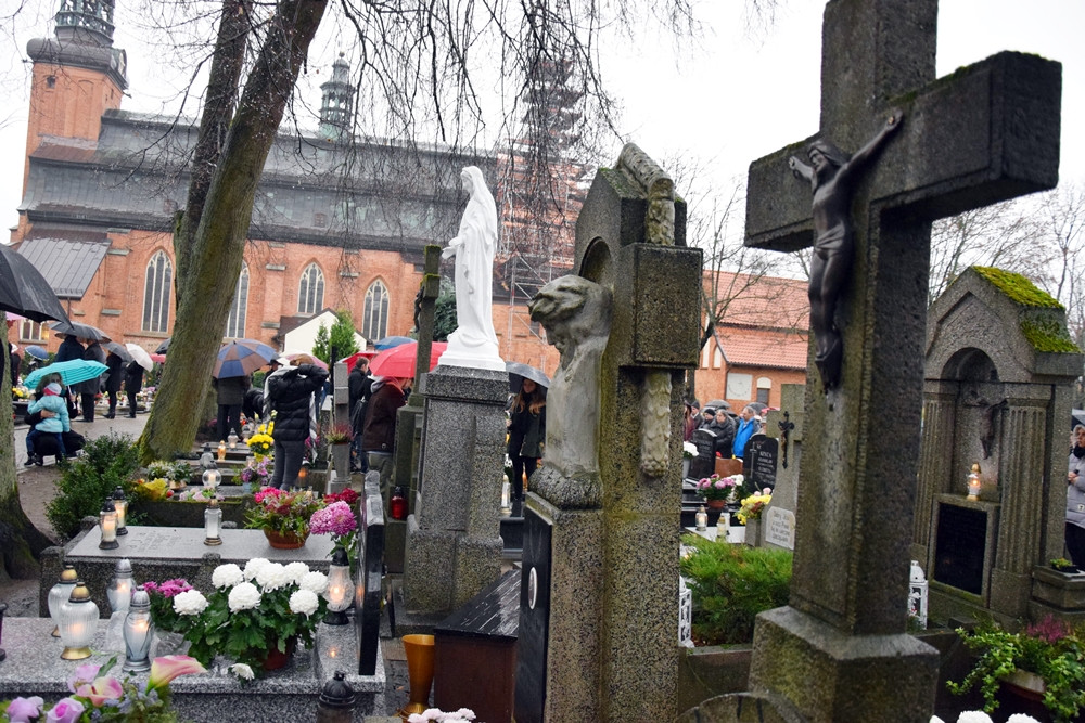 Kartuzy. Deszczowy dzień Wszystkich Świętych