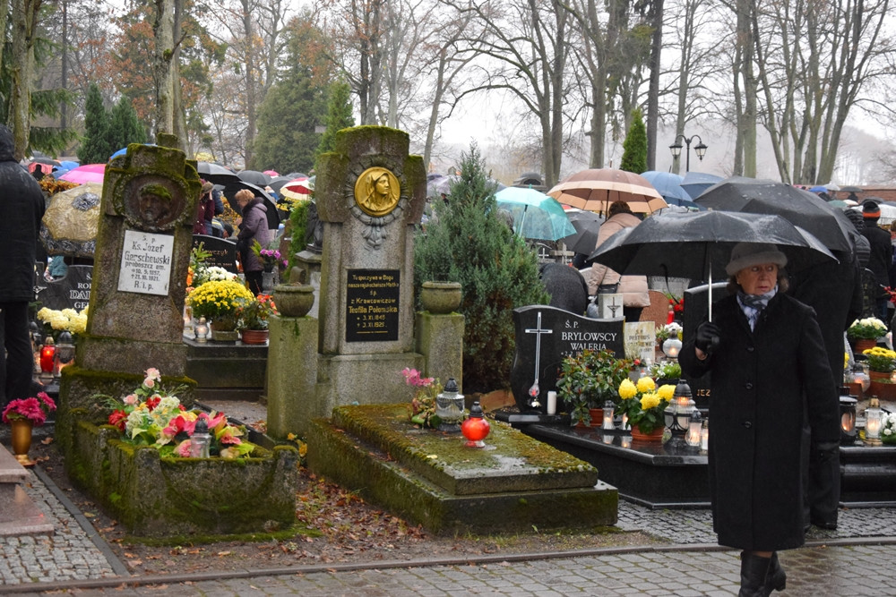 Kartuzy. Deszczowy dzień Wszystkich Świętych