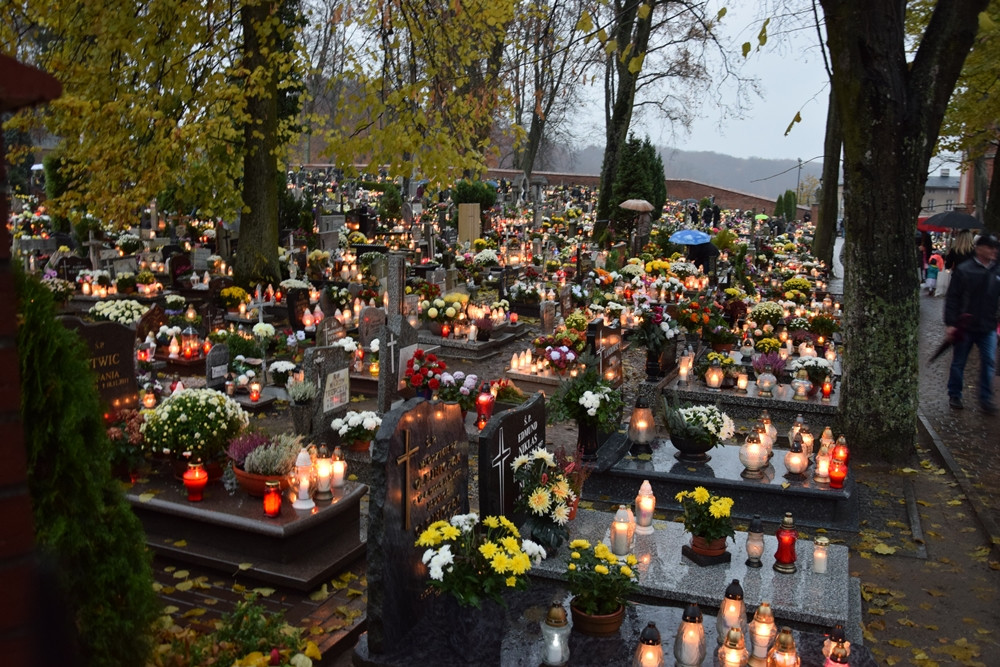 Kartuzy. Deszczowy dzień Wszystkich Świętych
