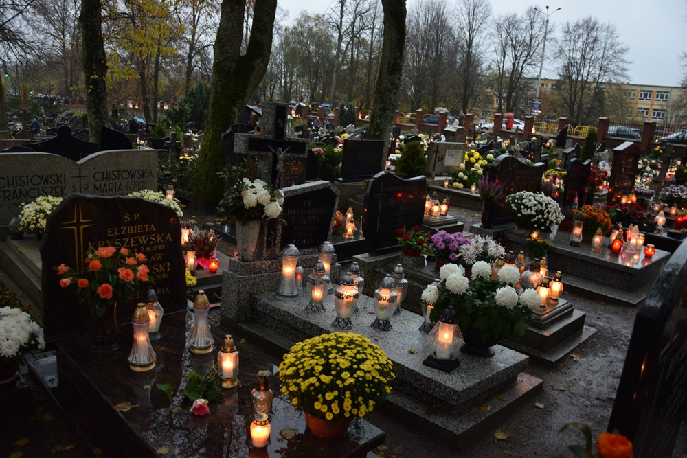 Kartuzy. Deszczowy dzień Wszystkich Świętych