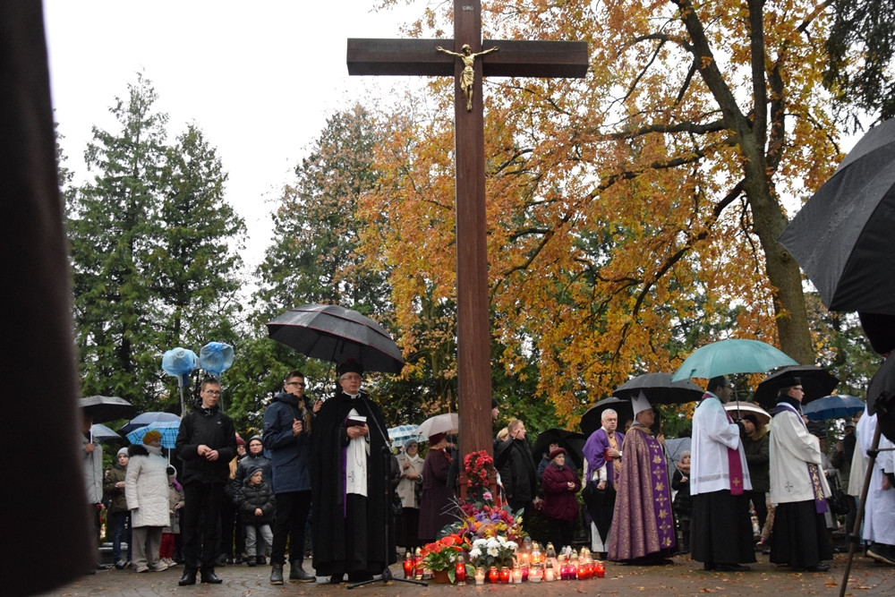 Kartuzy. Deszczowy dzień Wszystkich Świętych
