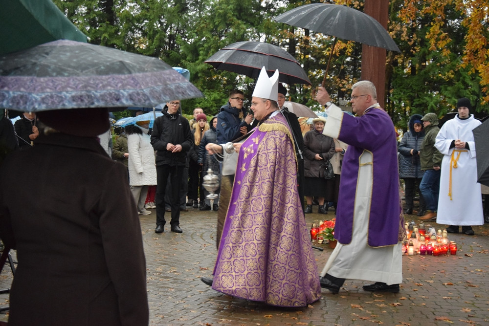 Kartuzy. Deszczowy dzień Wszystkich Świętych