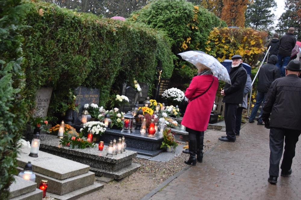 Kartuzy. Deszczowy dzień Wszystkich Świętych
