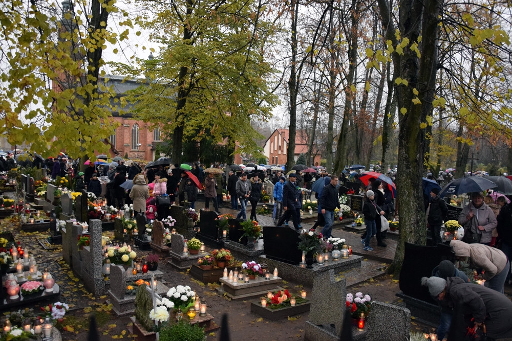 Kartuzy. Deszczowy dzień Wszystkich Świętych