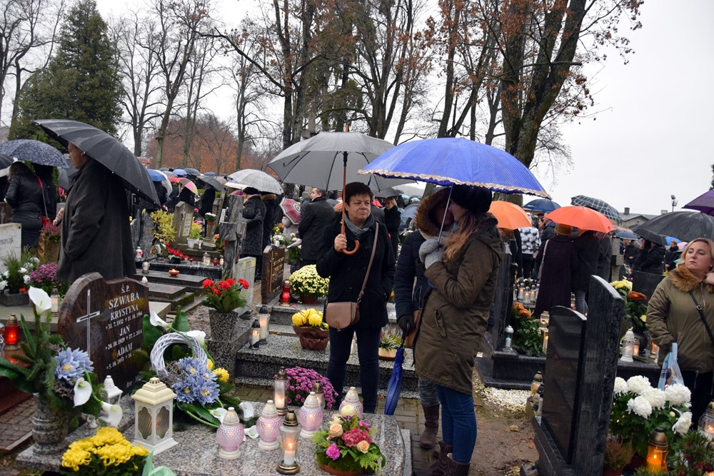 Kartuzy. Deszczowy dzień Wszystkich Świętych