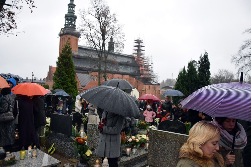Kartuzy. Deszczowy dzień Wszystkich Świętych