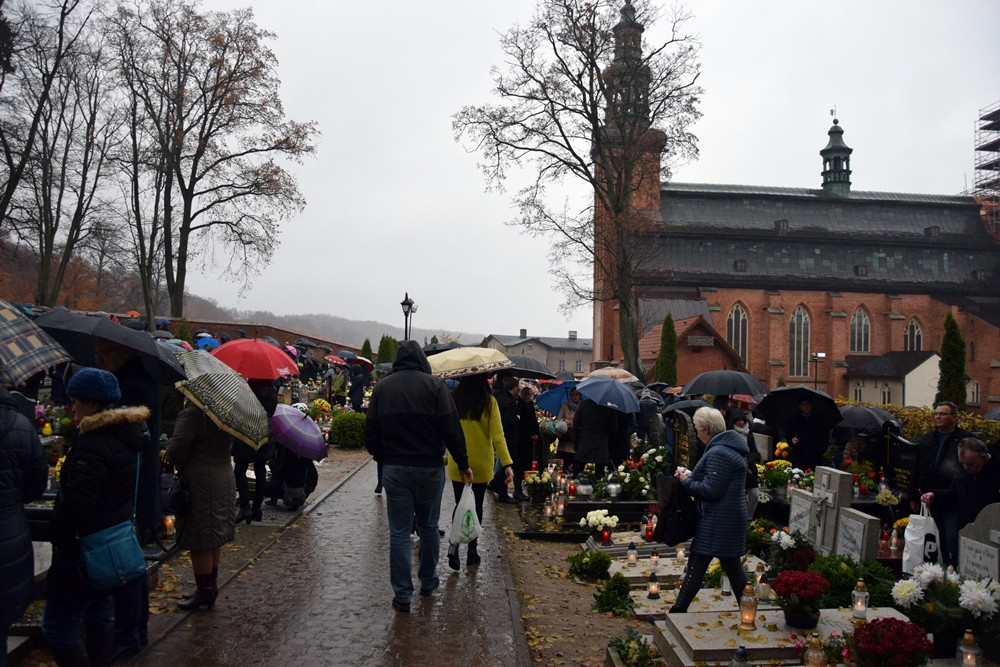 Kartuzy. Deszczowy dzień Wszystkich Świętych