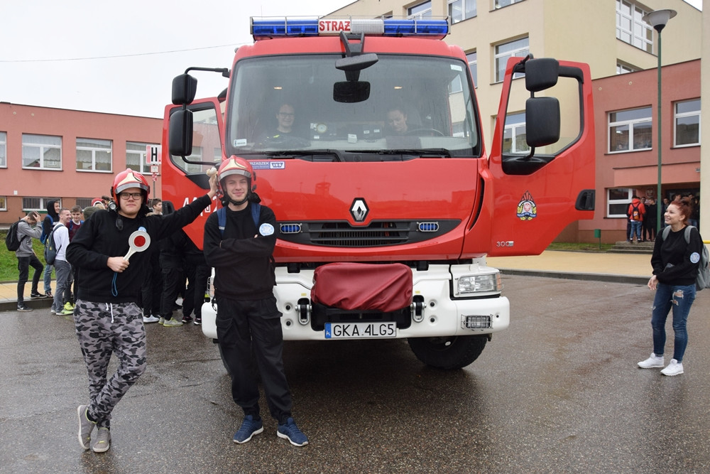 Tydzień temu w pożarze zginął młody człowiek. Dziś strażacy tłumaczyli młodzieży, jak groźny jest czad