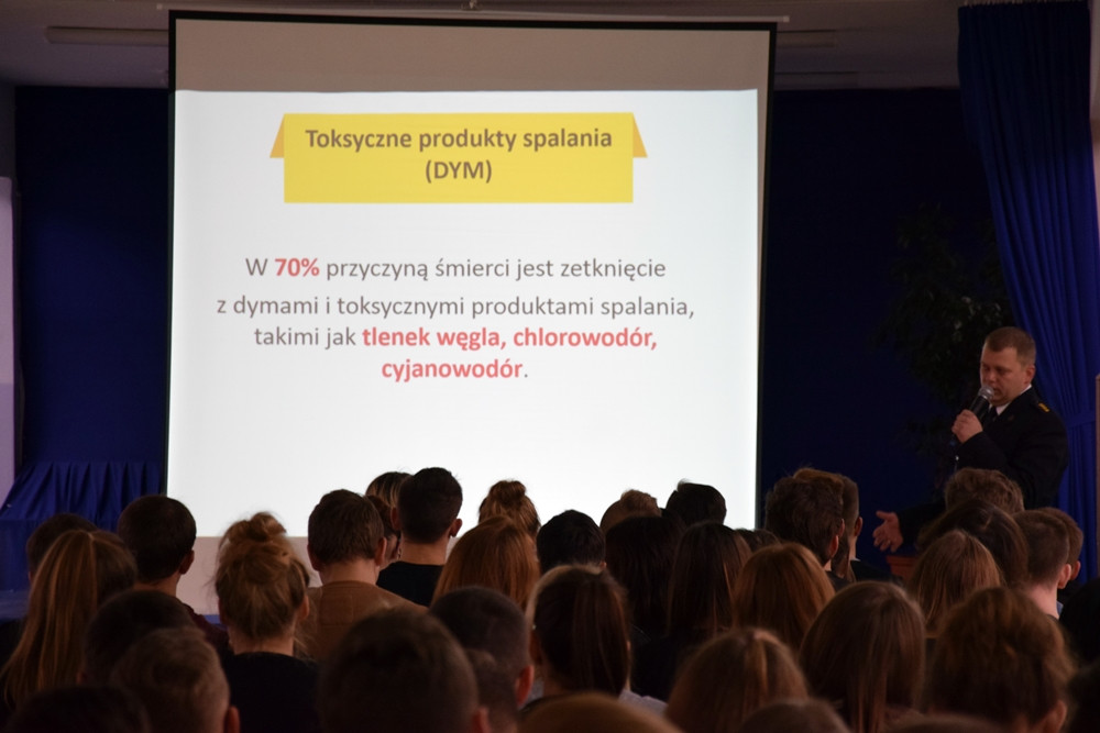 Tydzień temu w pożarze zginął młody człowiek. Dziś strażacy tłumaczyli młodzieży, jak groźny jest czad