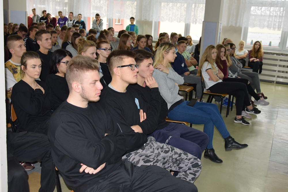 Tydzień temu w pożarze zginął młody człowiek. Dziś strażacy tłumaczyli młodzieży, jak groźny jest czad