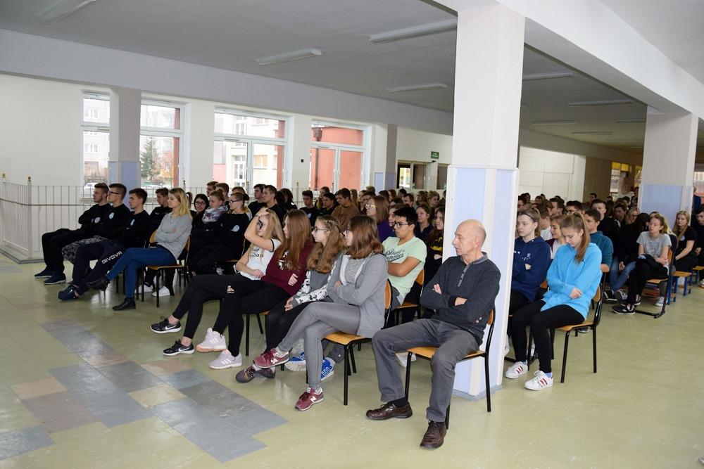 Tydzień temu w pożarze zginął młody człowiek. Dziś strażacy tłumaczyli młodzieży, jak groźny jest czad