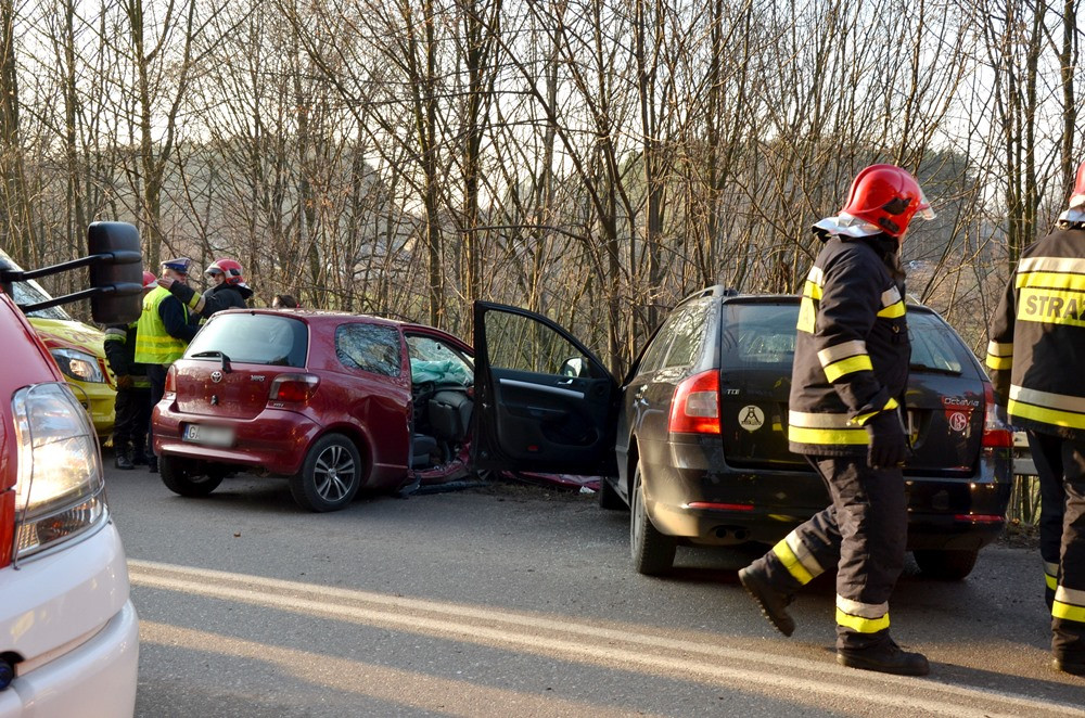 Zderzenie dwóch aut pod Przodkowem. Zmarła pasażerka toyoty (aktualizacja)