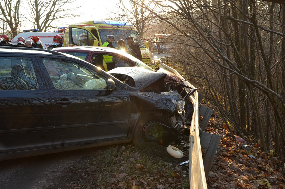 Zderzenie dwóch aut pod Przodkowem. Zmarła pasażerka toyoty (aktualizacja)