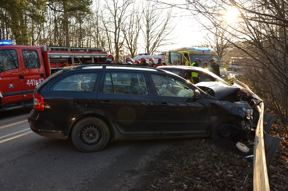 Zderzenie dwóch aut pod Przodkowem. Zmarła pasażerka toyoty (aktualizacja)