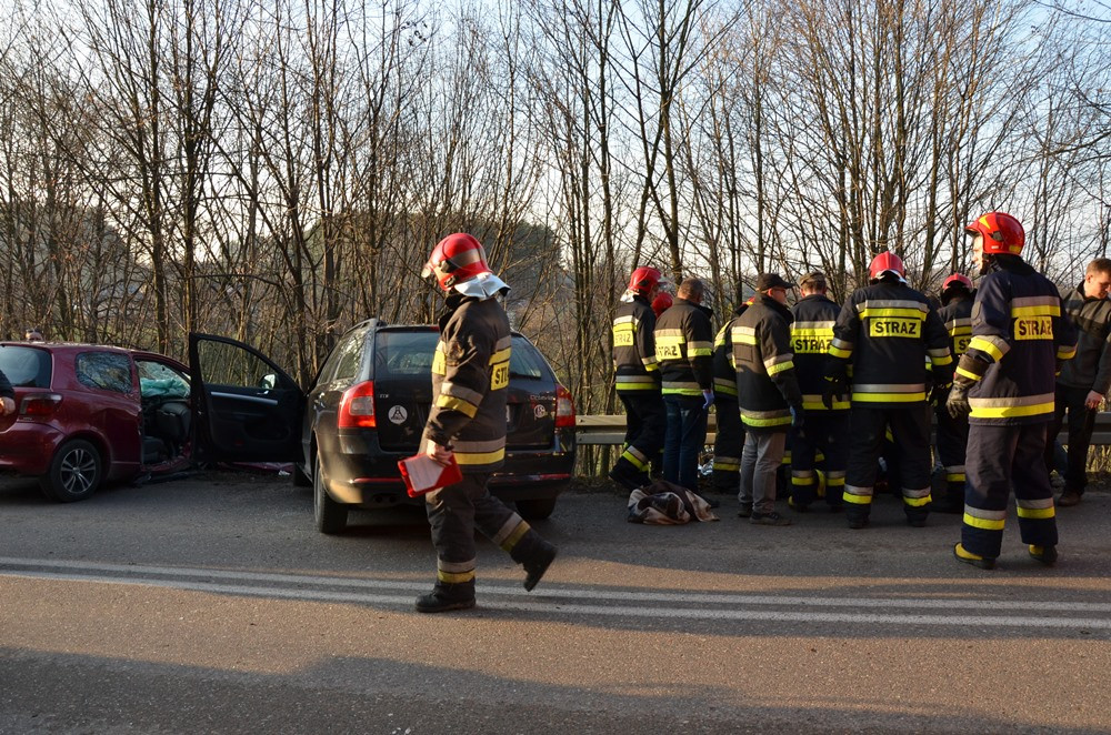 Zderzenie dwóch aut pod Przodkowem. Zmarła pasażerka toyoty (aktualizacja)