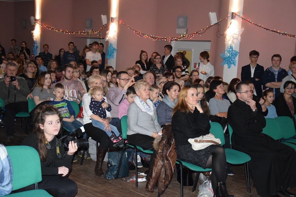 Kartuzy. Owacje na stojąco dla nauczycieli Klasztornej i jasełek w ich wykonaniu. Zobacz film!